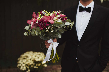 新郎在婚礼拿着花束图片