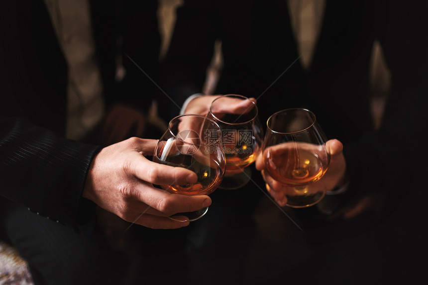 男人和朋友握在威士忌杯子手里关门商务会议男人拿着威士忌杯子男人和图片