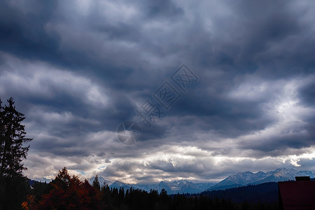 美丽的大山景阴云秋天太阳试图穿过云层戏剧风景喀尔巴阡乌黑欧洲背景图片