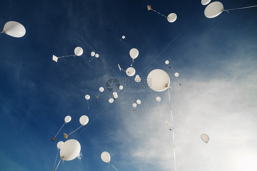 白气球飞向蓝天白云图片