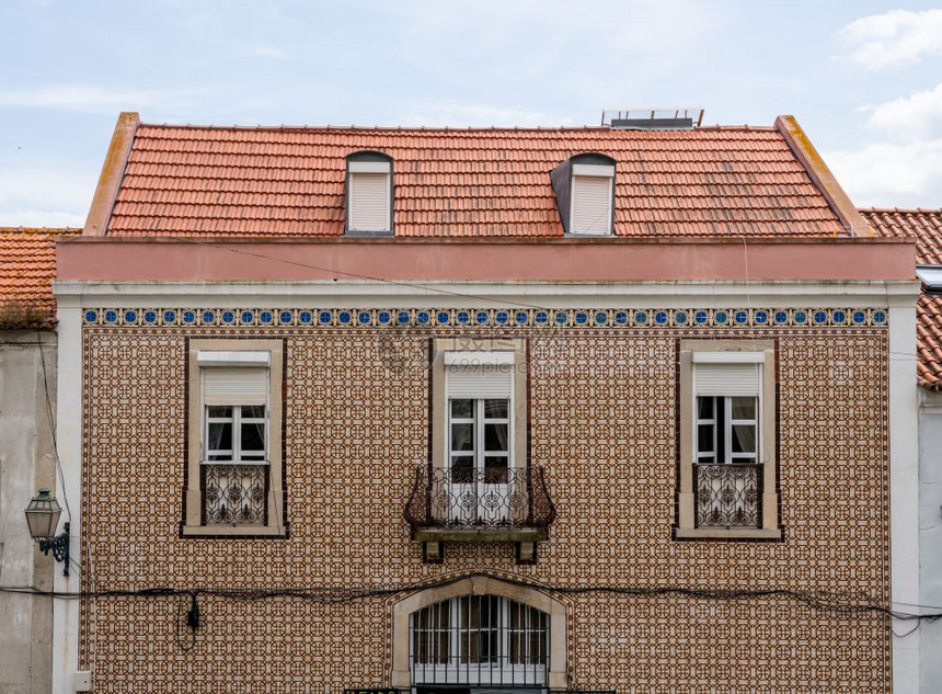 Lisbon市中心带有阳台的大房子图片