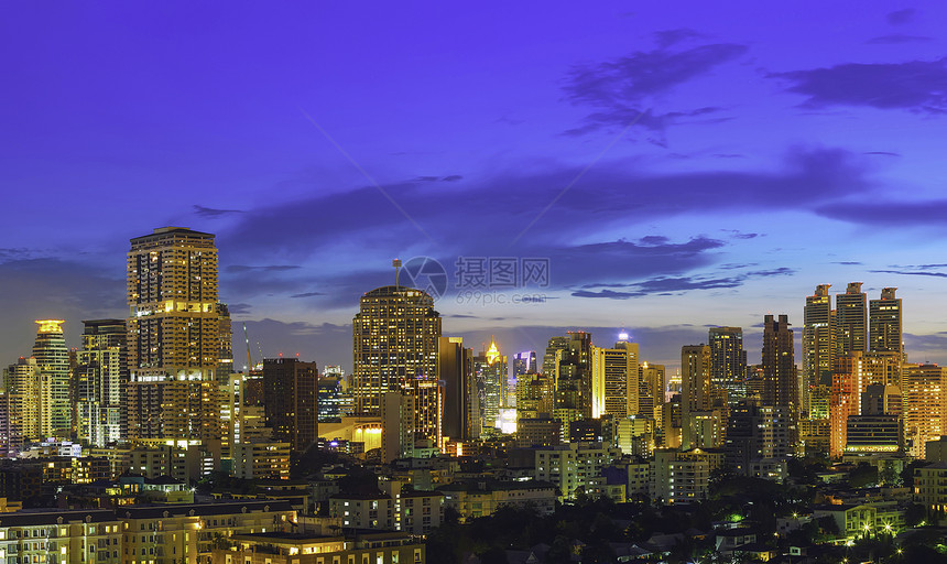 夜晚市中心大楼的风景图片