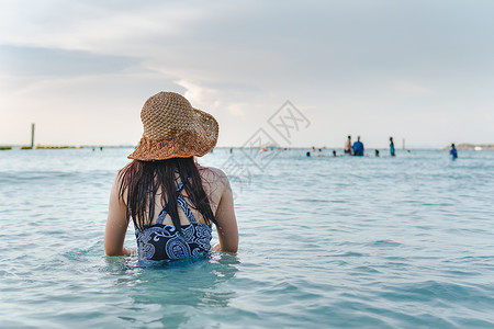 美丽的沙滩和蓝色天空在夏和女人坐在海滩上图片