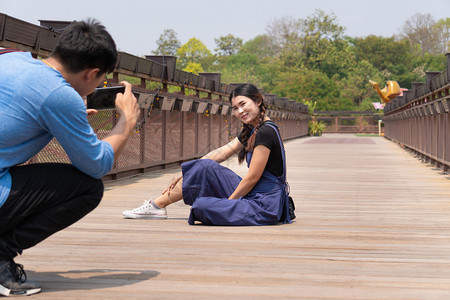 正在拍摄情人照片的亚洲旅行摄影概念图片