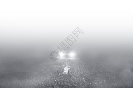 驾驶迷雾路的汽车图片