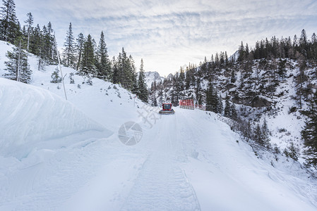 理财有道Austrian山上的雪路冬季风景边有雪覆盖道和地背景