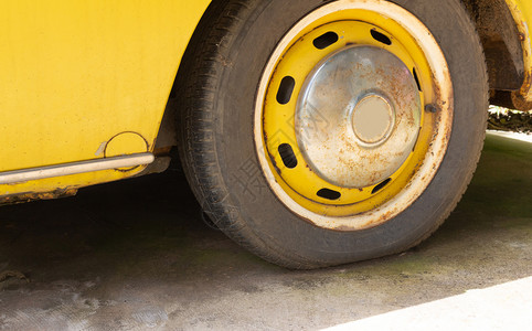 旧的黄色汽车轮胎特写图片