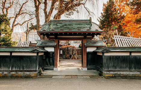 神座村2018kaunotedjpnkunoted老武士镇著名的老古edo村民宅大门配有松树背景