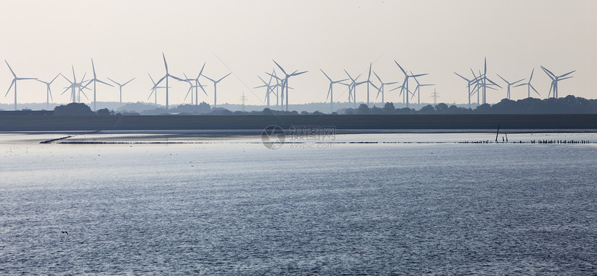 从瓦登海看德国奥斯特弗里斯兰北海海岸风力涡轮机公园的轮廓图片