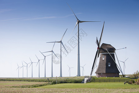风力磨坊古德老风车和现代力涡轮机在古德省内地青沙叶附近以蓝天为对抗的风力涡轮机和背景