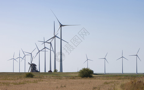 风力磨坊古德老风车和现代力涡轮机在古德省内地青沙叶附近以蓝天为对抗的风力涡轮机和背景