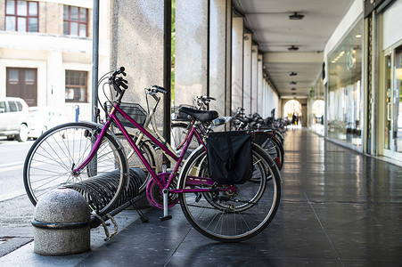 骑在意大利街自行车站上的图片