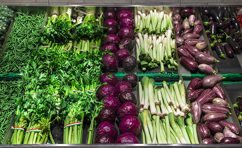 蔬菜在超市的架子上菜茄卷心和豆甘蓝高清图片素材