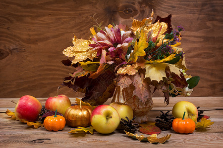 感谢与秋叶花束金南瓜锥子和苹果复制空间等的感恩节日安排背景图片