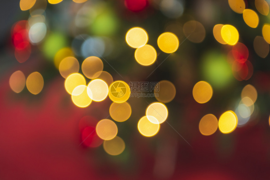 色彩多的圣诞节背景红色上的圣诞树灯模糊xmas模式圣诞节树灯冬季假日模糊背景图片