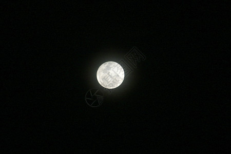 夜空中美丽的圆月图片