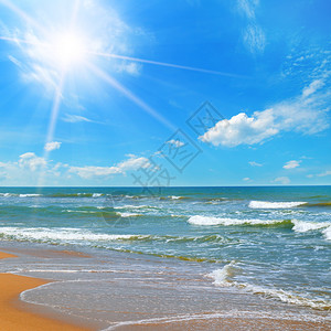 蓝色天空背景的美丽海和太阳图片
