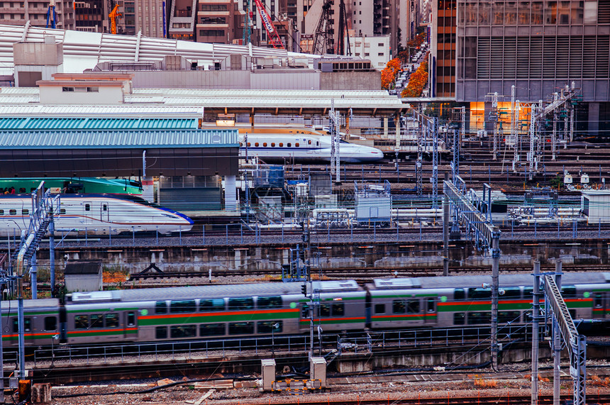 2019东京火车站jr列从空中看行驶和Shinkase轨道晚上在东京火车站的交通量图片