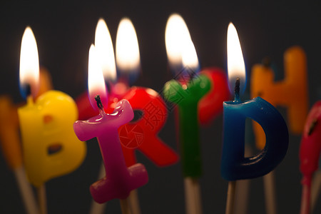 生日蛋糕上闪亮的生日蜡烛图片