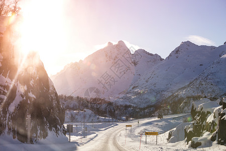 冬季诺维吉山脉的道路图片