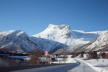 冬季诺维吉山脉的村庄图片