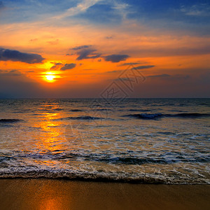 海洋的滩和美丽日出概念是旅行射线高清图片素材