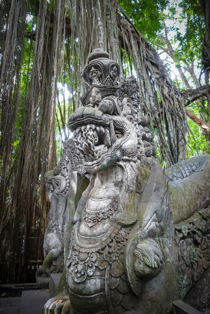 神圣的猴子森林中龙雕像乌布德巴利印地安尼西亚猴子森林中的龙雕像印地安尼西亚图片