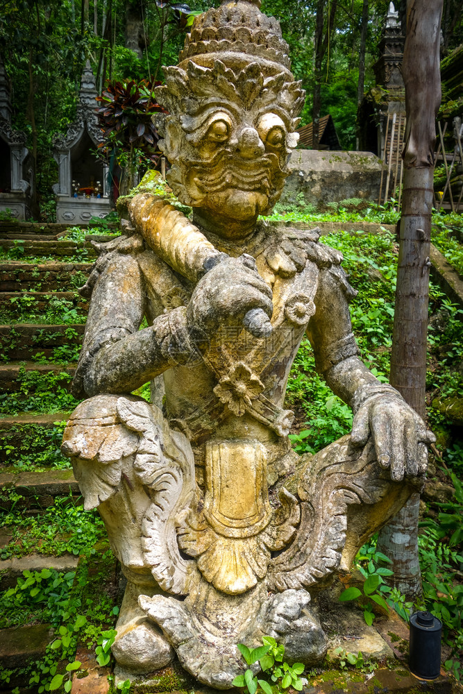 泰国清迈华府寺守护雕像泰国清迈瓦帕拉德寺的守护者雕像图片