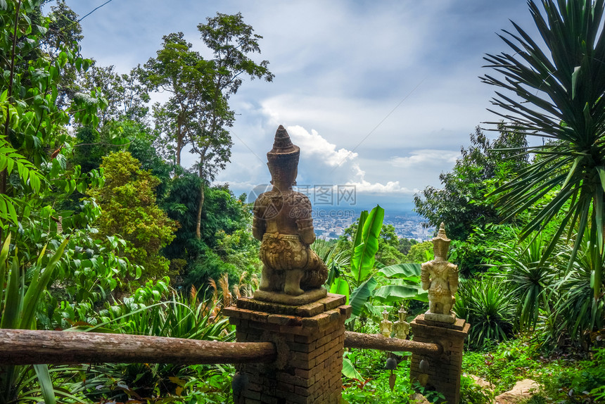 泰国清迈丛林中的古庙泰国清迈图片