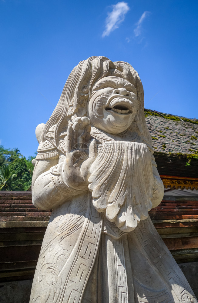 印度尼西亚巴厘岛乌布岛坦帕克西林puratirtaempul庙宇中的雕像印度尼西亚巴厘岛乌布岛puratirtaempul庙宇中图片