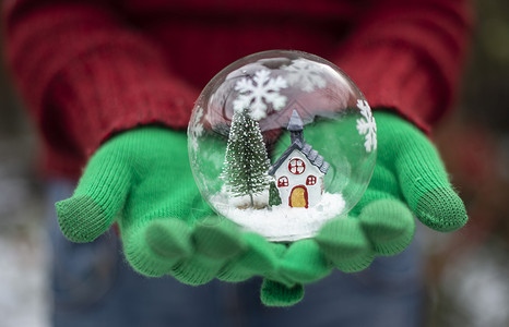 水晶的圣诞舞会里面有房子雪手拿着绿色套透明的球图片