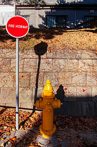 消防栓标志黄色消防水龙头阳光下有红色标志在日本的HakolteJpn人行道上背景