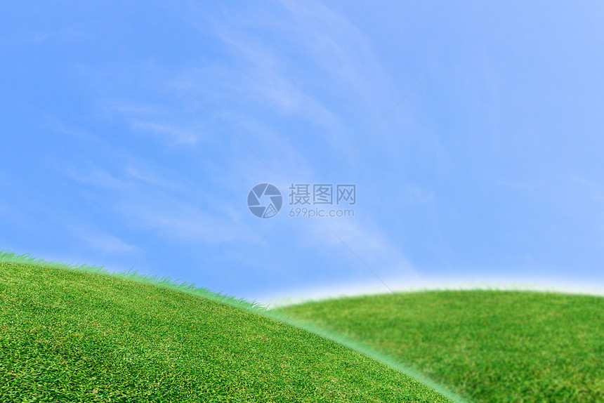 绿草地和天空背景图片
