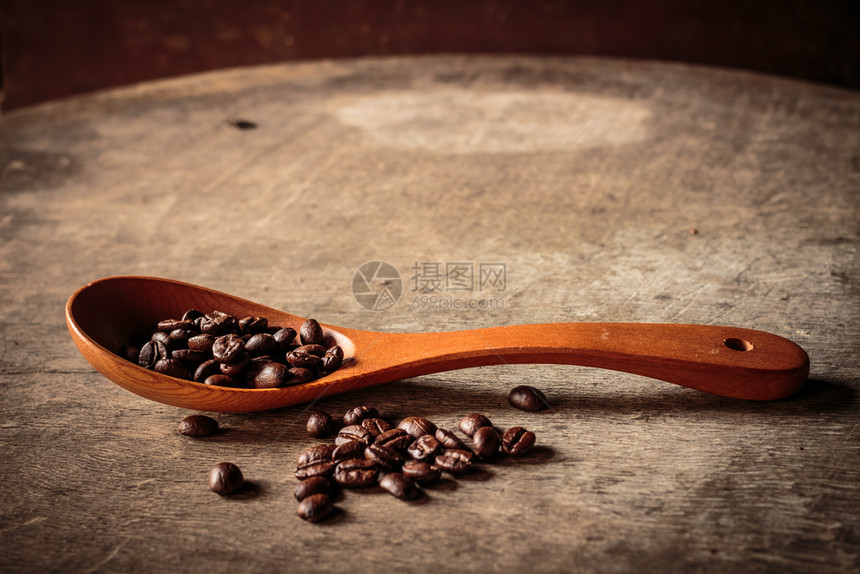 木制勺子和旧的咖啡豆图片