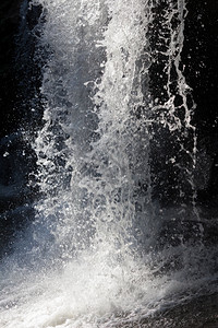 黑色背景的水喷雾图片