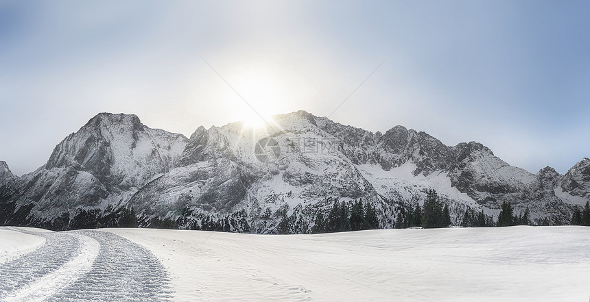 阳光明媚的冬天风景山峰有雪盖覆的自然高山雪路在阳光明媚的一天靠近奥斯特里亚的hrwald图片