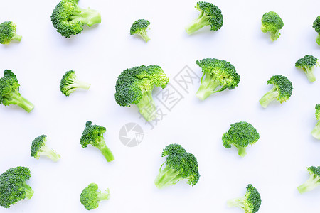 白色背景的新鲜绿花椰菜背景图片
