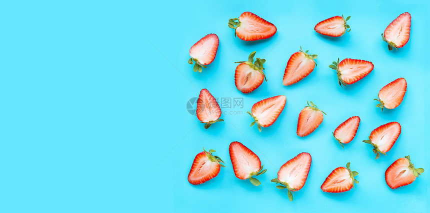 蓝背景的草莓切片 图片