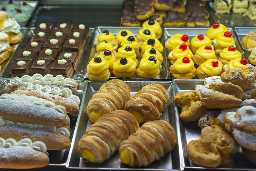 意大利糕点店在展示奶油和甜点图片