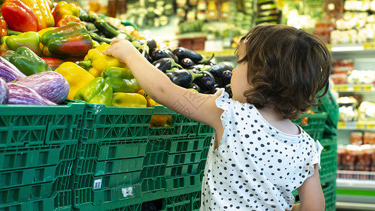 在超市购买水果和蔬菜图片