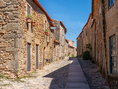 在Portugal的古老城镇ScaloRdrig旧的石屋和狭窄街道背景图片