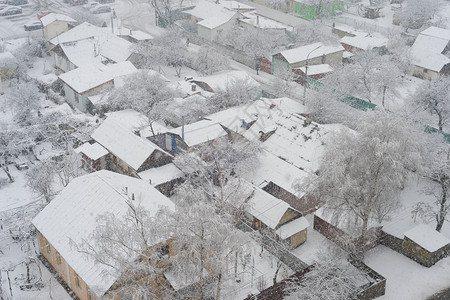 寒冬日下雪基夫乌克林的住宅区和私人建筑图片