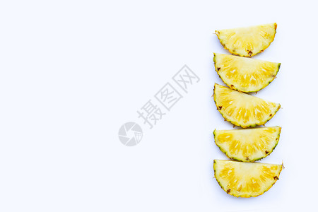 白色背景的新鲜菠萝切片图片