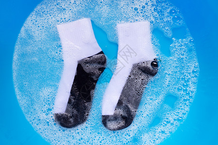 脏袜子浸泡在粉末洗涤水溶解中家务高清图片素材