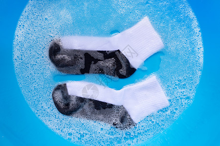 脏袜子浸泡在粉末洗涤水溶解中工作高清图片素材