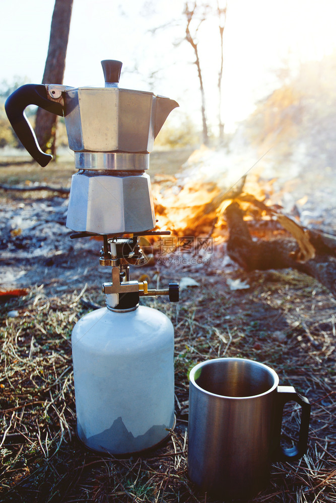 快乐的旅程营火和在前台的玻璃咖啡机图片