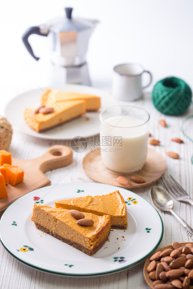 南瓜芝士蛋糕和牛奶杏仁图片