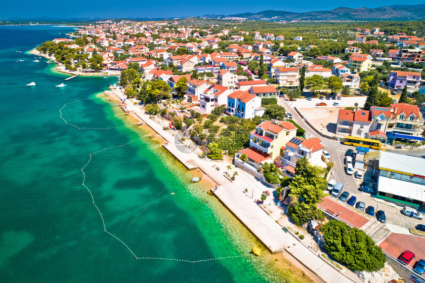 Sibenk海滩附近的blogaric村和海岸空中观察croati地区clmti地区图片