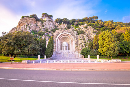 雕刻的山丘在法国的好里维埃拉的raubcpeu山丘纪念碑图片