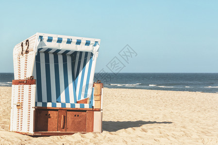 在北海金沙滩锡尔特岛德国沙滩的热夏空椅背景图片
